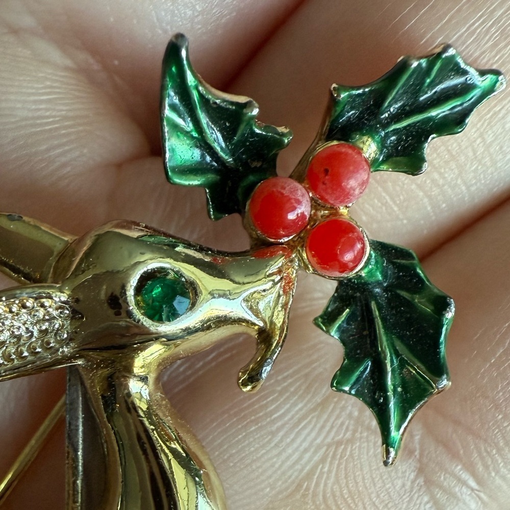 Vintage 80’s Gold Tone Christmas Reindeer Holly Brooch Pin - Picture 2 of 8